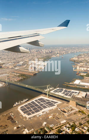 Annäherung an Philadelphia, über die Benjamic Franklin Brücke am Delaware River, mit vorderen Lager Hafen bedeckt in Sonnenkollektoren. USA. Stockfoto