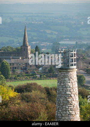 Die Stadt Crich mit Tower of St. Marys Church und das Lagerfeuer Leuchtfeuer auf Vordergrund, Derbyshire, UK Stockfoto