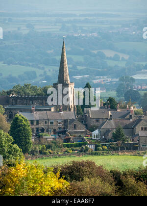 Die Stadt Crich mit Tower of St. Marys Church und das Lagerfeuer Leuchtfeuer auf Vordergrund, Derbyshire, UK Stockfoto