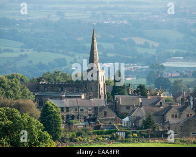 Die Stadt Crich mit Tower of St. Marys Church und das Lagerfeuer Leuchtfeuer auf Vordergrund, Derbyshire, UK Stockfoto