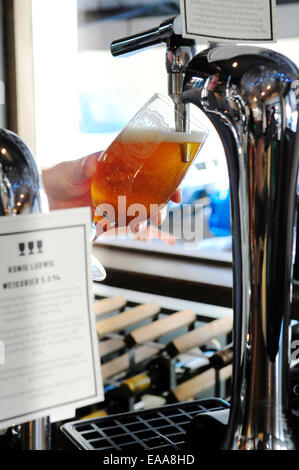 Glas Bier ausgegossen in The Draft House Pub, Battersea, London Stockfoto