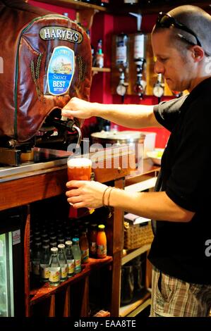 Barkeeper Gießen einen Pint "Harveys" Best Bitter in einem Pub in Lewes, Sussex Stockfoto