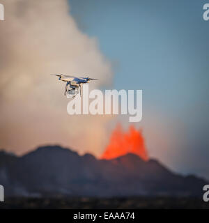 DJI Phantom 2 fliegen durch den Holuhraun Riss Ausbruch. Luftbild von Lava und Federn. Stockfoto