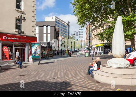 Lister Tor und Wheeler Tor, eine Fußgängerzone in der Innenstadt von Nottingham mit der Blattstängel Skulptur auf der rechten Seite. England, Großbritannien Stockfoto