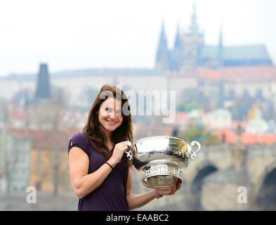 Prag, Tschechische Republik. 10. November 2014. Mitglied der Tschechischen Republik Fed Cup Team Lucie Safarova posiert für Fotografen mit der Trophäe während der Pressekonferenz in Prag, Tschechische Republik, Montag, 10. November 2014, Prager Burg und Karlsbrücke im Hintergrund zu sehen sind. Tschechische Team gewann Frauen Fed Cup Tennisturnier gestern, gegen Deutschland 3: 1. Bildnachweis: CTK/Alamy Live-Nachrichten Stockfoto