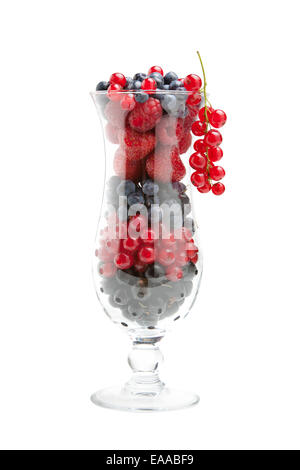 Süße frische Beeren (Himbeeren, Erdbeeren, Heidelbeeren, rote Johannisbeeren) im Cocktailglas, isoliert Stockfoto