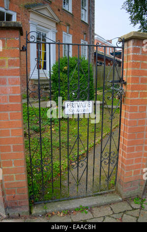 Private keinerlei Zugriff auf einem Vorhängeschloss schmiedeeisernen Tor, West Midlands, England, UK Stockfoto