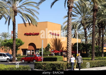 Außen ein El Pollo Loco (der verrückte Huhn) mexikanische Fast-Food-Restaurant in Tustin, Kalifornien USA Stockfoto