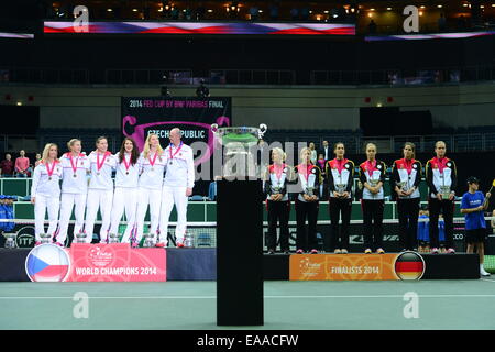 Prag, Tschechische Republik. 10. November 2014. Das Tschechische Team gewann die Frauen Tennis Fed-Cup-Turnier, gegen Deutschland 3-1 in der Prager O2-Arena heute auf Sonntag, 9. November 2014. Von links nach rechts: Tschechische team Klara Koukalova, Andrea Hlavackova, Lucie Hradecka, Lucie Safarova, Petra Kvitova und nicht spielen Kapitän Petr Pala und deutschen Mannschaftskapitän Barbara Rittner und Spieler Angelique Kerber, Andrea Petkovic, Sabine Lisicki, Julia Georges und Anna-Lena Grönefeld. Bildnachweis: CTK/Alamy Live-Nachrichten Stockfoto