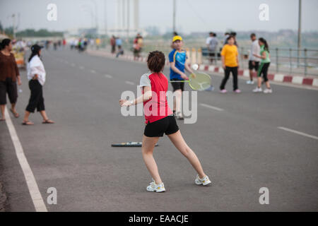 Paar auf geschlossene Straße neben Mekong River Badminton spielen. Vientiane, der Hauptstadt von Laos, Südostasien, Asien, Stockfoto
