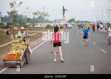 Paar auf geschlossene Straße neben Mekong River Badminton spielen. Vientiane, der Hauptstadt von Laos, Südostasien, Asien, Stockfoto