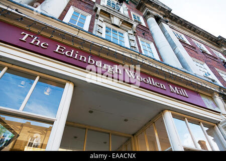 Die Edinburgh Woolen Mill Shop Zeichen Shop Vorderhaus Fassade York Stadtzentrum Stockfoto