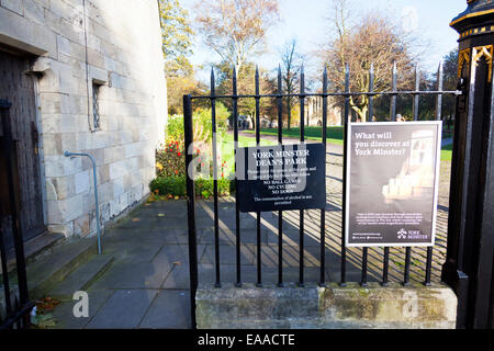 York Minster Dean Park Zeichen Eingang Tor City Centre UK England Geländer halten es ordentlich keine Hunde erlaubt Stockfoto