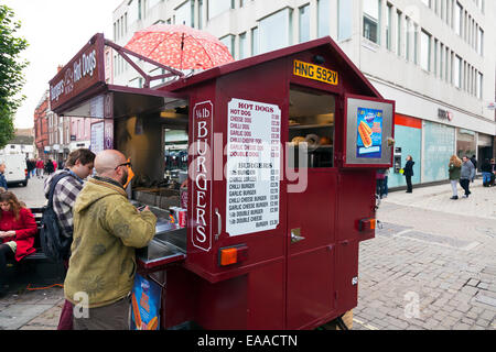 Burger-van-York-City Centre UK England Hot-Dog Hunde Burger Verkauf von Junk-Food an Kunden auf der Straße am Straßenrand aus trailer Stockfoto