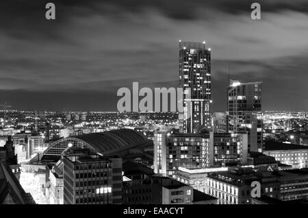 Manchester in der Nacht einschließlich Beetham Tower und Manchester Central Stockfoto