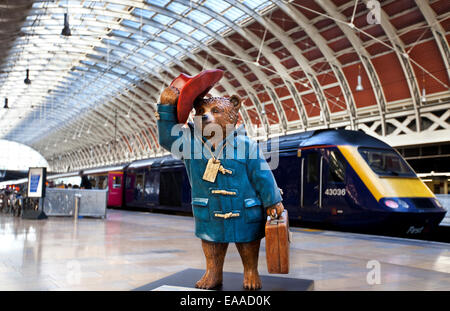 LONDON, UK - 4. November 2014: Eine Skulptur von Michael Bond fiktive Kinder Charakter Paddington Bär - in Paddi Stockfoto