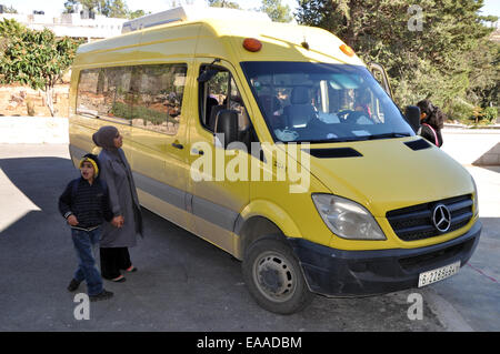 Angeblich ist die einzige Institution in Palästina, dessen Schwerpunkt auf der Arbeit mit geistig behinderten Kindern, der Center Star läuft Berg in der Nähe von Ramallah von der Kirche der Mährischen Brüder, die in den böhmischen Ländern stammt. Abgebildete Schulbus des Berges Zentrum der Sterne in der Nähe von Ramallah, Palästina, 6. November 2014. (Foto/Filip Nerad CTK) Stockfoto