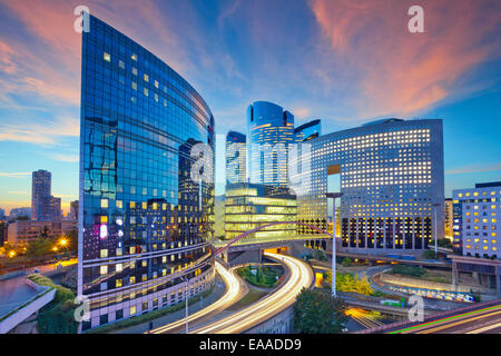 Bild von Bürogebäuden im modernen Teil von Paris - La Défense während des Sonnenuntergangs. Stockfoto
