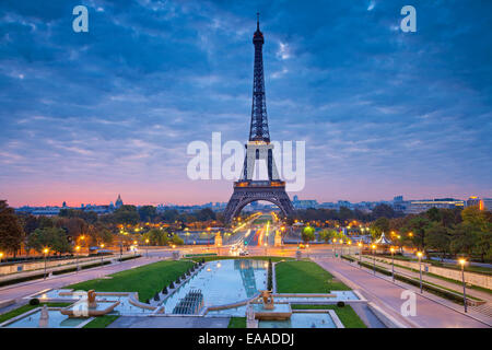 Bild von Paris bei Sonnenaufgang mit dem Eiffelturm. Stockfoto