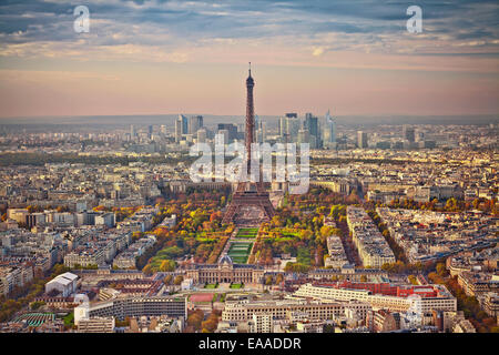 Luftaufnahme von Paris bei Sonnenuntergang. Blick vom Tour Montparnasse. Stockfoto