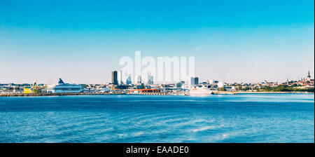 Panorama Skyline von Tallinn und Hafen, Küste mit blauer klarer Himmel bei Sonnenaufgang, Estland. Blick aus Meer, Golf von Finnland Stockfoto