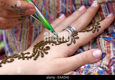 Bild der menschlichen Hand verziert mit Henna-tattoo Stockfoto