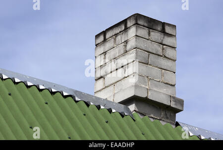 Hautnah auf dem Dach des Gebäudes und weiße Ziegel-Schornstein Stockfoto