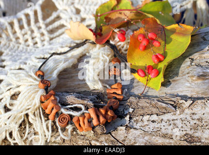 Ethnischen Ton handgemachte Halskette (Armband) auf Herbst-Stil Hintergrund Stockfoto