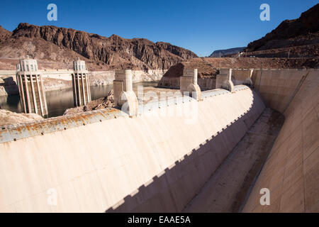 Die Wandergruppen, hoch stehend und trocken am Hoover-Staudamm am Lake Mead, Nevada, USA, nach einer vierjährigen lange Dürre. Stockfoto