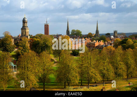 Herbst Skyline von Shrewsbury Blick auf Bäumen in den Steinbruch, Shropshire, England, UK Stockfoto