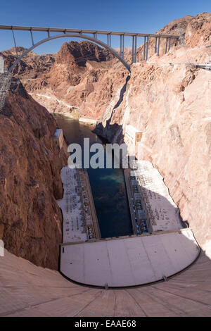 Der Hoover-Staudamm und Lake Mead elektrische Wasserkraftwerk, das bei sehr niedrigen Niveau nach einer vierjährigen Dürre Stockfoto