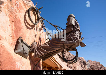 Eine Skulptur eines Bauarbeiters auf den Hoover-Staudamm und Lake Mead elektrische Wasserkraftwerk. Stockfoto