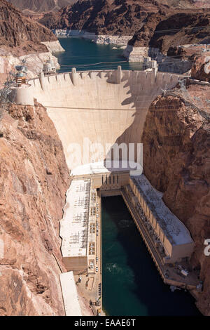 Der Hoover-Staudamm und Lake Mead elektrische Wasserkraftwerk, das bei sehr niedrigen Niveau nach einer vierjährigen Dürre Stockfoto