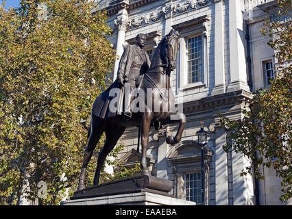 London, Whitehall Statue of Douglas, ersten Earl Haig, mit dem festlich bewirten des Hauses im Hintergrund Stockfoto