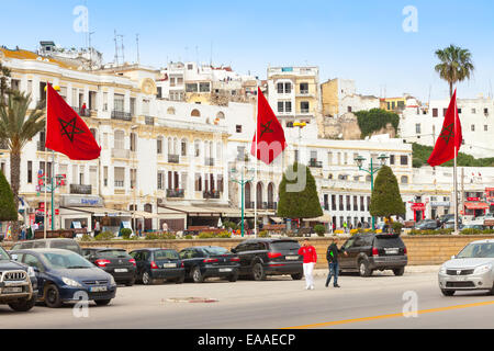 Tanger, Marokko - 22. März 2014: Wenige Menschen und geparkte Autos auf der Place De La Marche Verte in Tanger Stockfoto