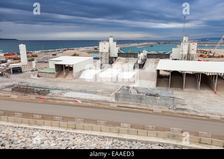 Tanger, Marokko - 28. März 2014: neue Terminals Bereich im Bau im Hafen Tanger Med 2, enthält es die größte Hafenstadt Stockfoto