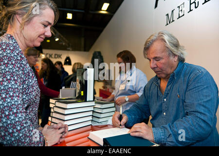 Kopenhagen, Dänemark, 8. November 2014: Schwedische Schriftsteller, Jan Guillou, signiert sein neue Buch, "Turning A Blind Eye" für Fans auf Kopenhagen Buchmesse (BogForum 2014). Unter seine anderen Bücher sind eine Reihe von Spy Fiction Romane über einen Spion namens Carl Hamilton und eine Trilogie von historische Romane über ein Tempelritter Arn Magnusson. Guillou wurde übersetzt in 20 Sprachen Credit: OJPHOTOS/Alamy Live News Stockfoto