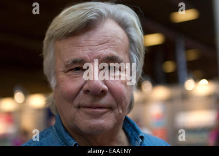 Kopenhagen, Dänemark, 8. November 2014: Schwedische Schriftsteller, Jan Guillou, abgebildet auf Kopenhagen Buchmesse an diesem Sonntag.  Er signiert sein neue Buch, "Turning A Blind Eye" für Fans Credit: OJPHOTOS/Alamy Live News Stockfoto