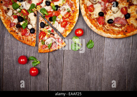Leckere italienische Pizza serviert auf Holztisch Stockfoto