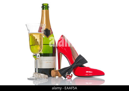 Champagner und schwarz mit roten Schuhen und Accessoires, die isoliert auf einem weißen Hintergrund zu binden. Stockfoto