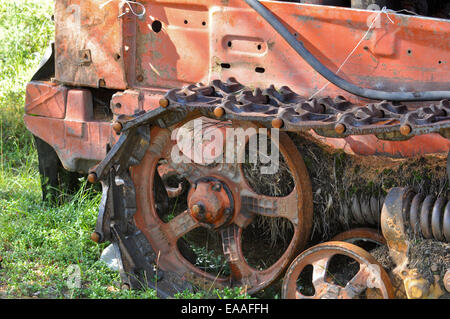 Eine alte Traktor, verloren und schlafen im Wald im östlichen Jakutien am Ufer des namenlosen See. Stockfoto