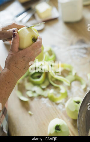 Eine Frau, einen dunkelhäutigen Apfel schälen. Stockfoto