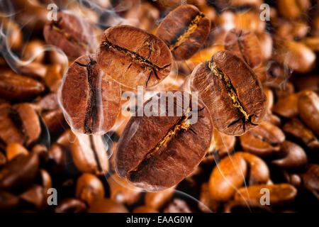 Kaffeebohnen in Rauch fliegen Stockfoto