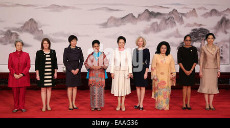 (141110)--Peking, 10. November 2014 (Xinhua)--Peng Liyuan (C), Ehefrau des chinesischen Staatspräsidenten Xi Jinping, posiert für ein Gruppenfoto mit Ho Ching (1. L), Ehefrau von Singapurs Premierminister Lee Hsien Loong, Bronagh Key (2 L), Ehefrau von Neuseelands Premierminister John Key, Akie Abe (3. L), Ehefrau des japanischen Ministerpräsidenten Shinzo Abe, Iriana Widodo (4 L), Ehefrau des indonesischen Präsidenten Joko Widodo , Laureen Harper (4. R), Ehefrau von Kanadas Premierminister Stephen Harper, Rosmah Mansor (3. R), Ehefrau von Malaysias Premierminister Najib Razak, Lynda Babao (2. R), Ehefrau von Premierminister von Papua-Neu-Guinea P Stockfoto