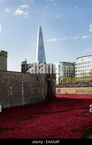 London Vereinigtes Königreich 10. November 2014. Massen strömen, um die 888,246 rote Keramik Erinnerung Mohnblumen rund um den Tower of London zu sehen. Stockfoto