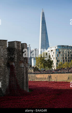London Vereinigtes Königreich 10. November 2014. Massen strömen, um die 888,246 rote Keramik Erinnerung Mohnblumen rund um den Tower of London zu sehen. Stockfoto