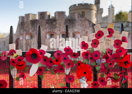 London, UK Tower of London. Nahaufnahme des Gedenkens rote Mohnblumen, mit Turm im Hintergrund. Stockfoto