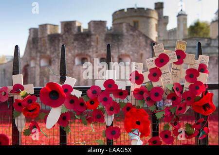 London, UK Tower of London. Nahaufnahme des Gedenkens rote Mohnblumen, mit Turm im Hintergrund. Stockfoto