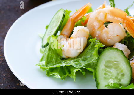 grüner Salat mit frischen Gurken und Krabben Stockfoto