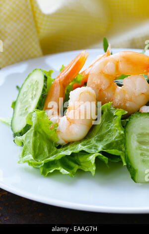grüner Salat mit frischen Gurken und Krabben Stockfoto